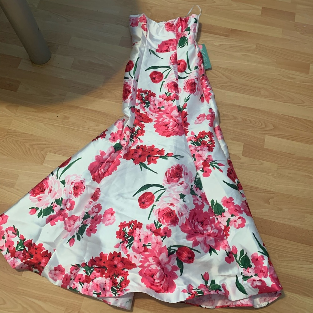 B.Smart floral print dress strapless